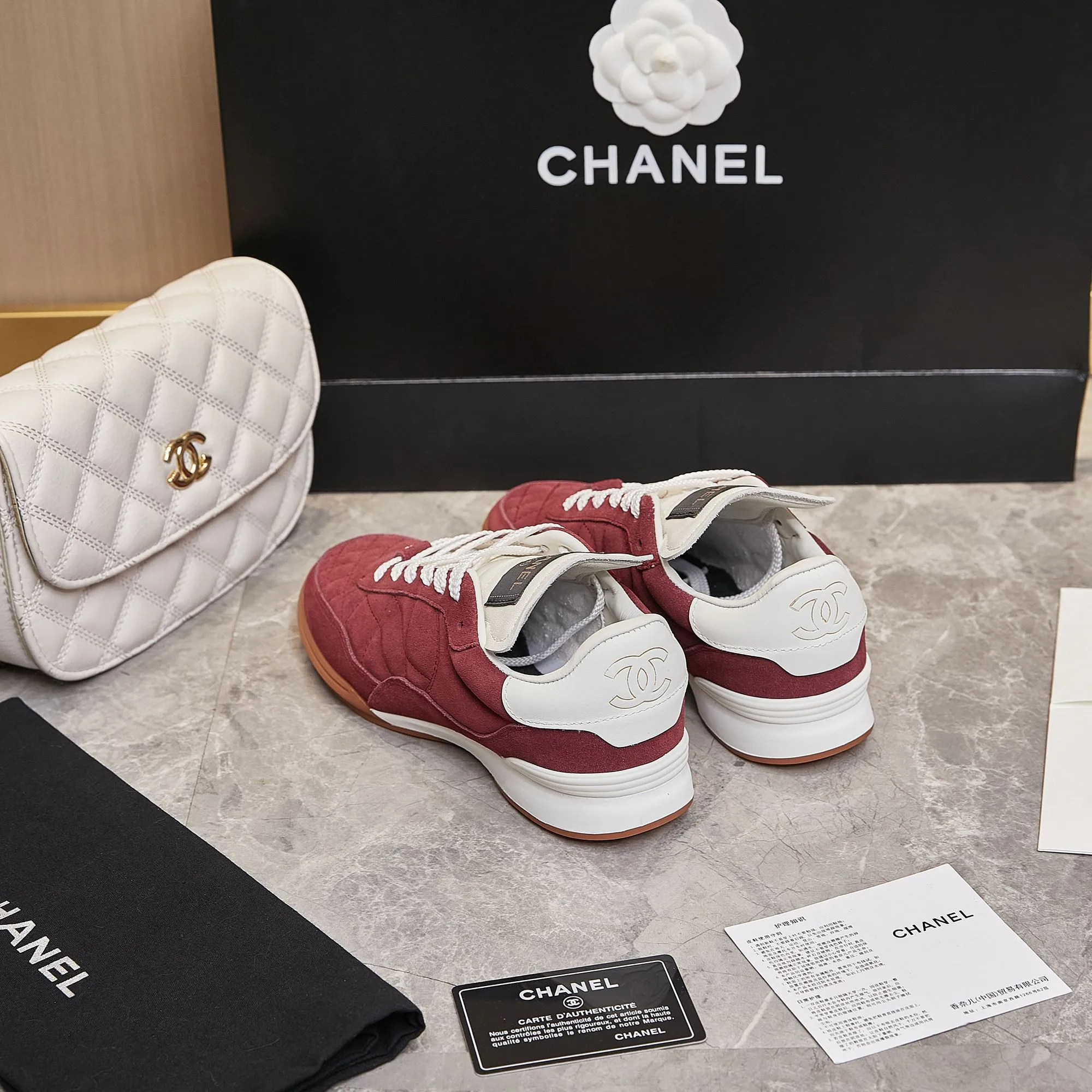 👟👟Ex-factory price 560👟👟 Chanel Chanel - 2024 counter top casual sports shoes This classic design; the upper is electro-embroidered with a variety of techniques; the outsole is fashionable and sporty; it is unusual to incorporate a variety of color matching elements... The diversified mix and match is very beautiful and versatile, casual, fashionable, sports and outdoor can be taken into account... ꫛꫀꪝ Go➫ Material: ❶Upper is made of: Original imported mixed-breed sheep ❷Inside made of: original imported breathable sheepskin ❸Outsole based on: original TPU outsole Full set of boutique packaging for women 35–41